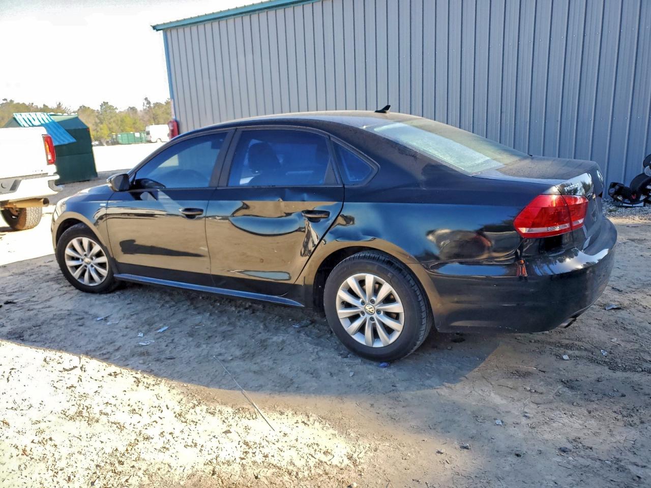 2015 VOLKSWAGEN PASSAT S photo 4