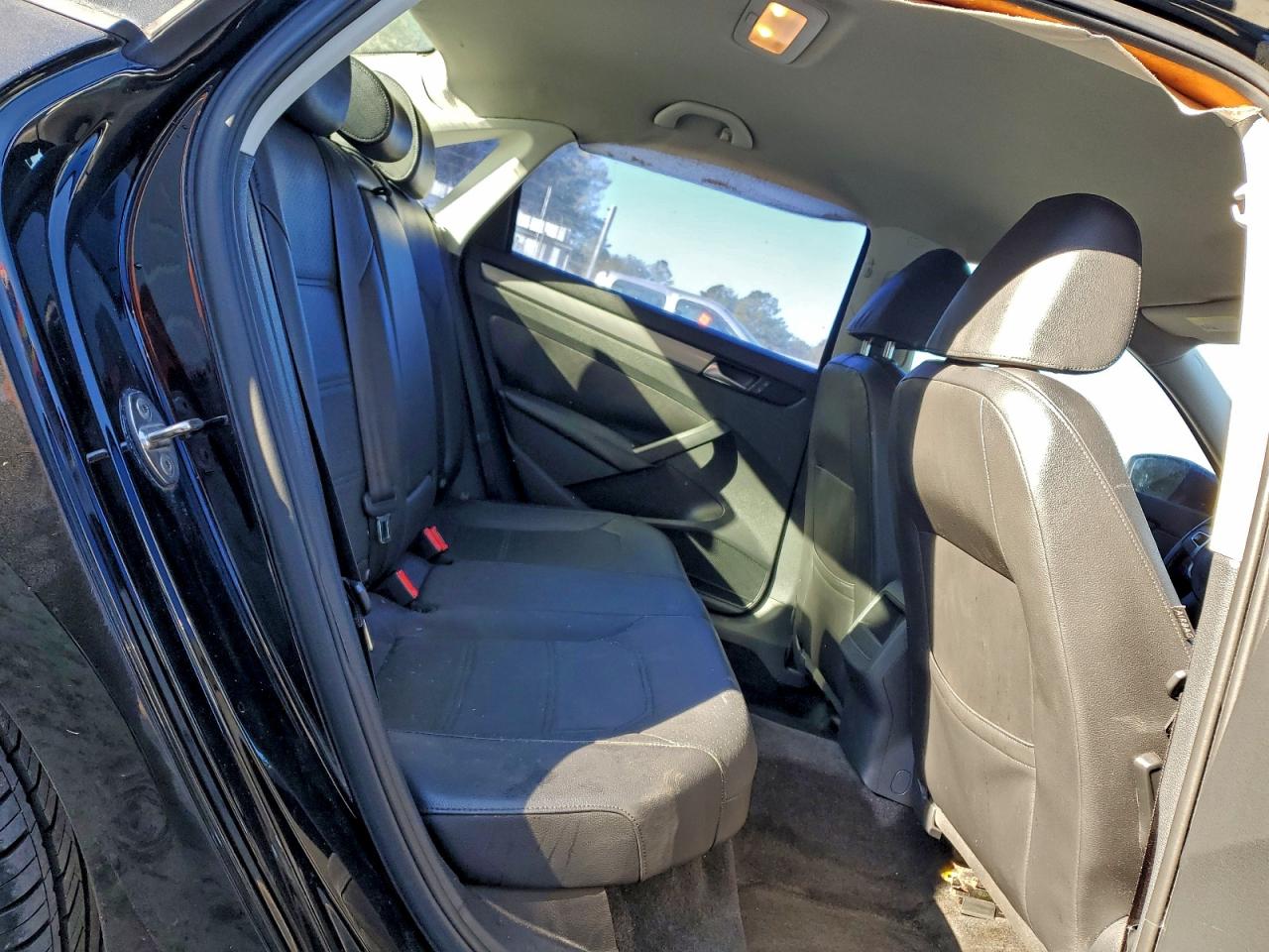 2015 VOLKSWAGEN PASSAT S photo 28