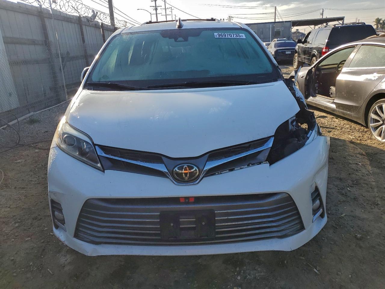 2020 TOYOTA SIENNA XLE photo 5