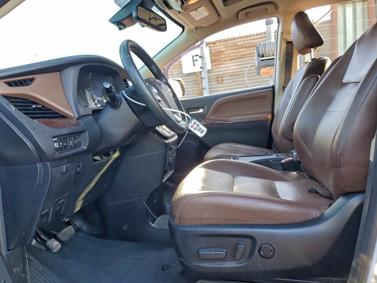 2020 TOYOTA SIENNA XLE photo 7