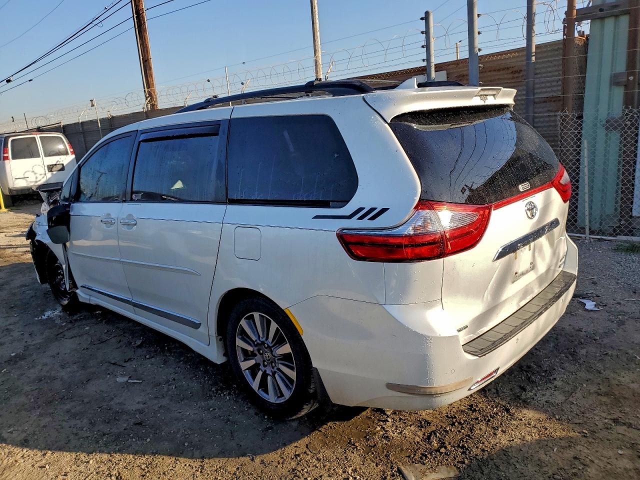 2020 TOYOTA SIENNA XLE photo 2