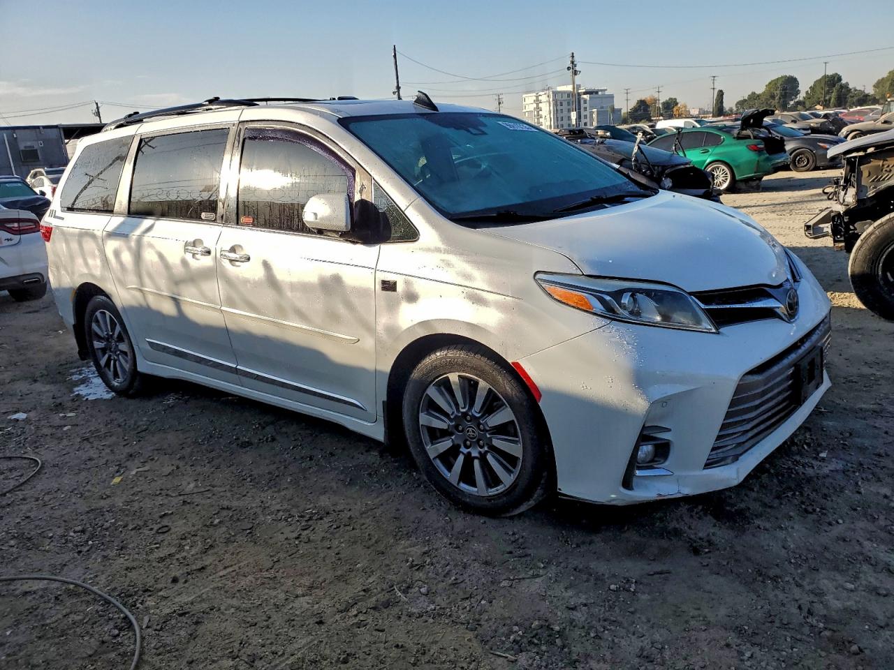 2020 TOYOTA SIENNA XLE photo 4