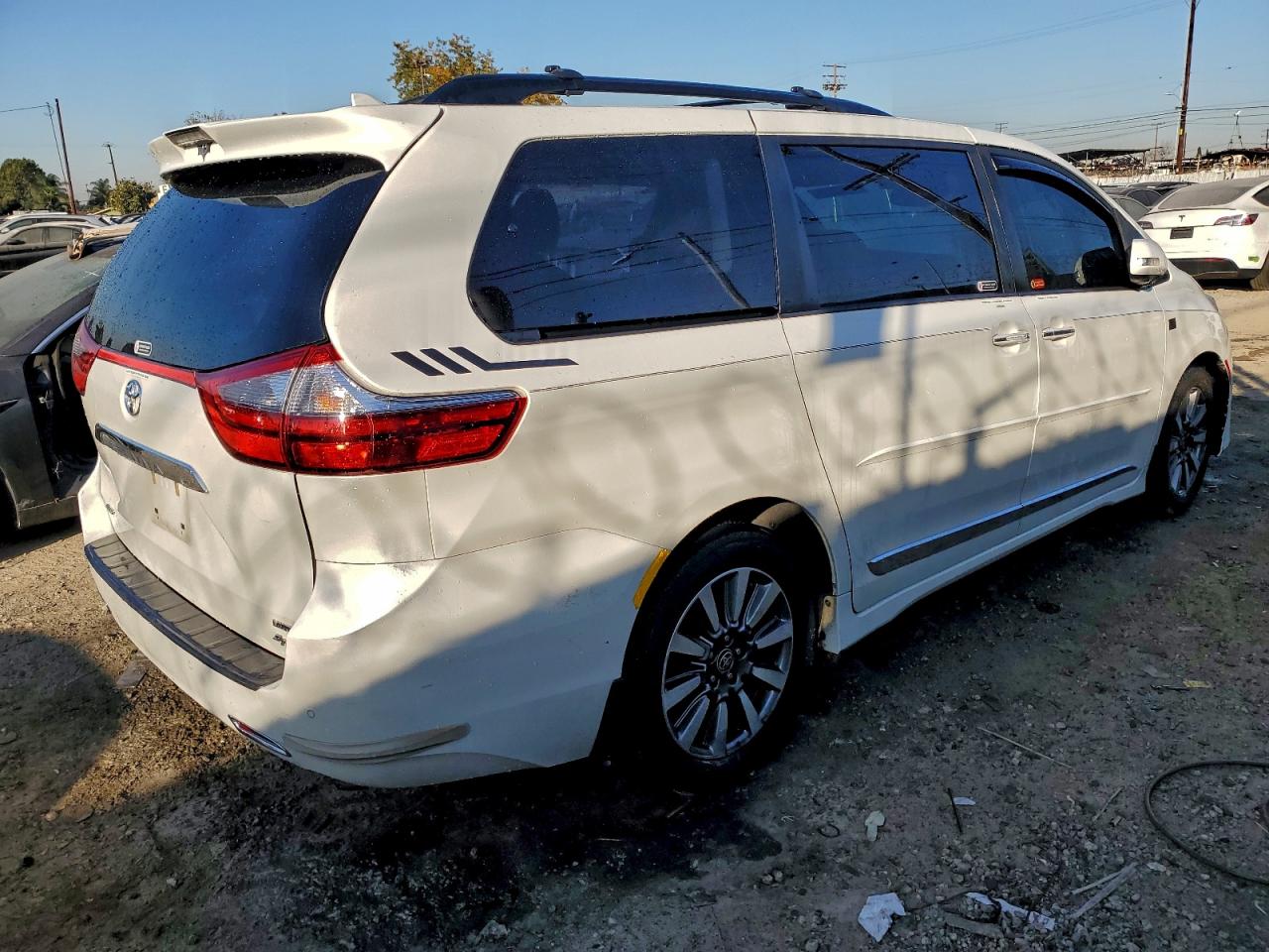 2020 TOYOTA SIENNA XLE photo 3