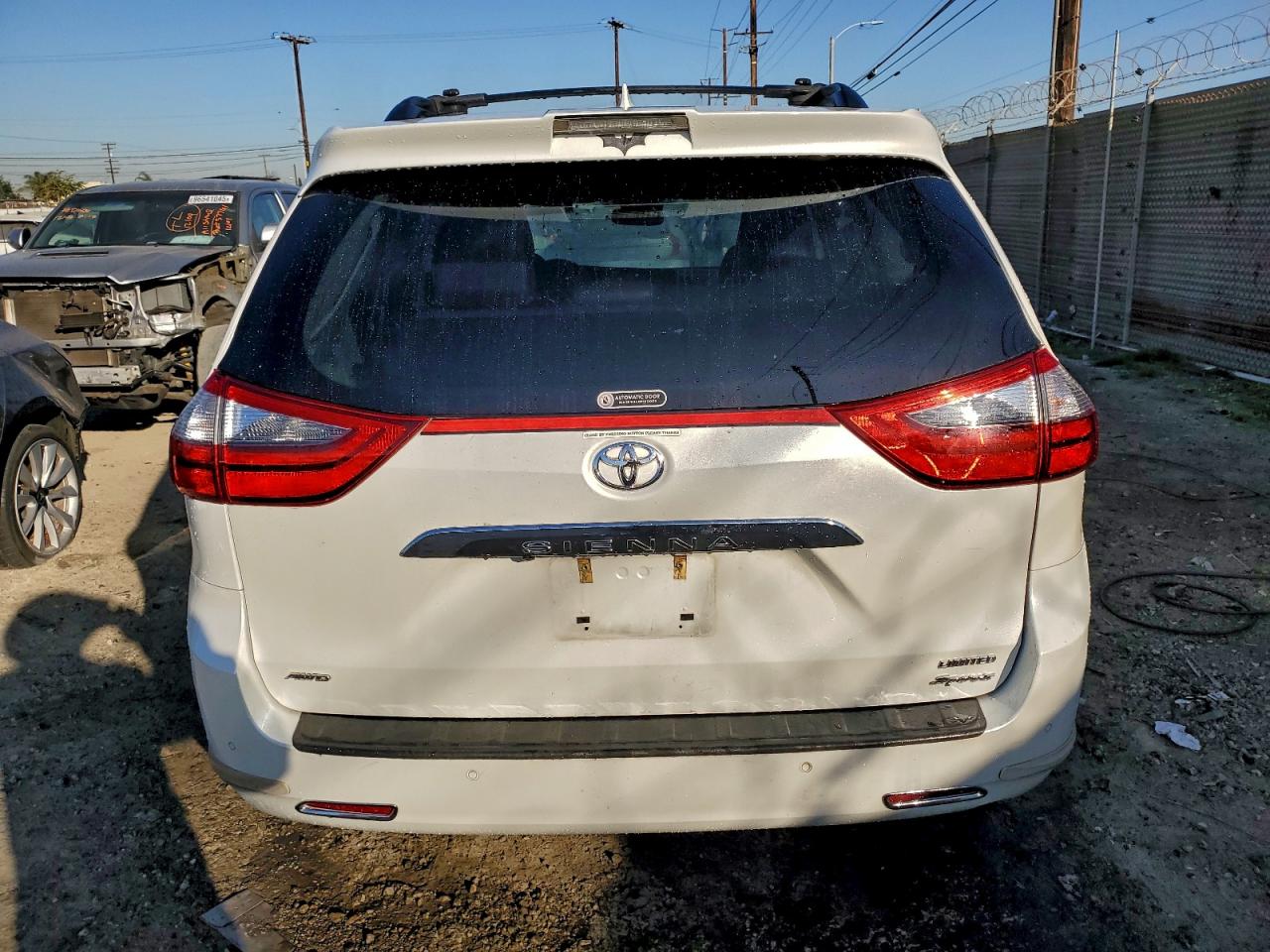 2020 TOYOTA SIENNA XLE photo 6