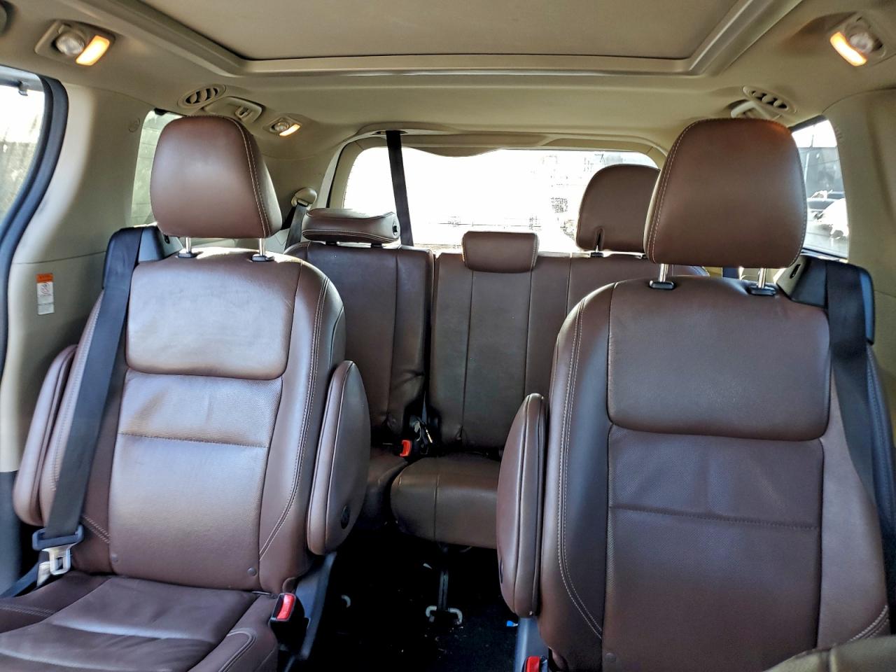 2020 TOYOTA SIENNA XLE photo 10