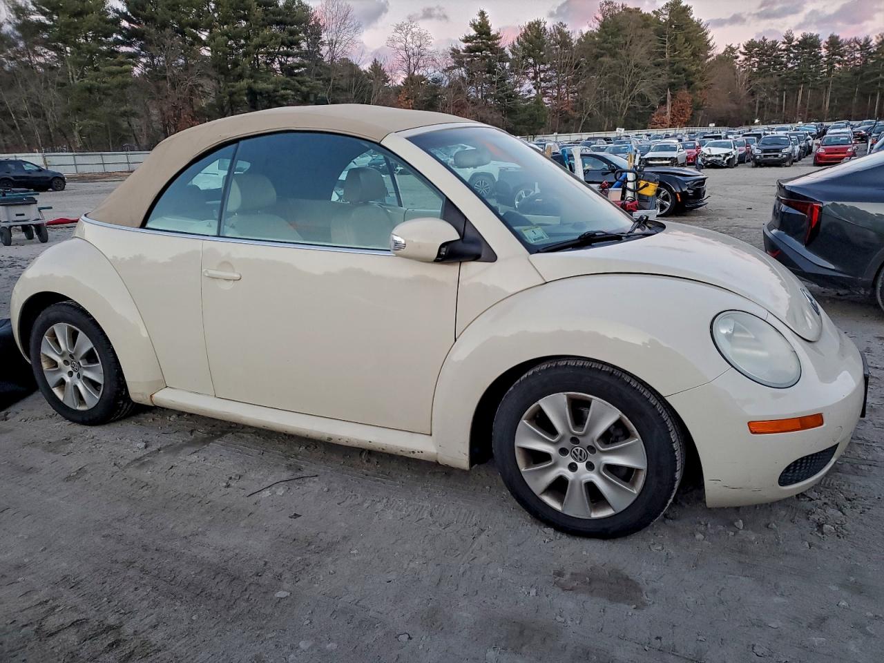 2009 VOLKSWAGEN NEW BEETLE S photo 4