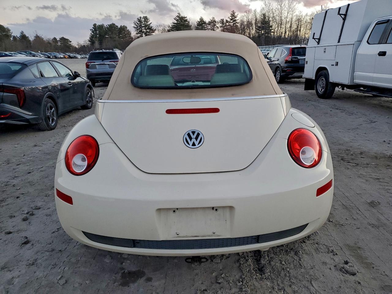 2009 VOLKSWAGEN NEW BEETLE S photo 6