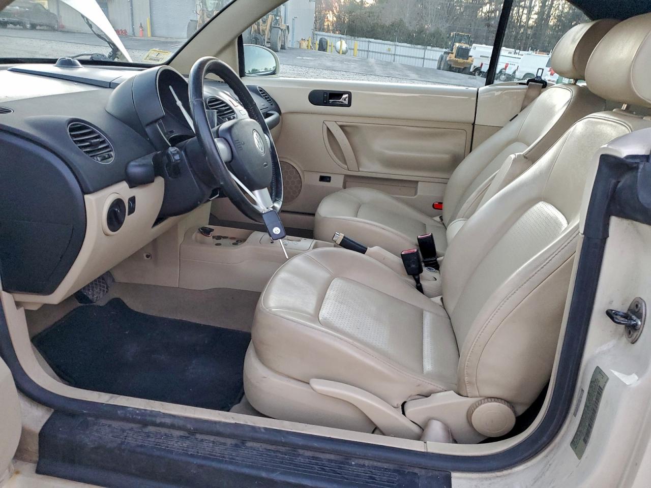 2009 VOLKSWAGEN NEW BEETLE S photo 7