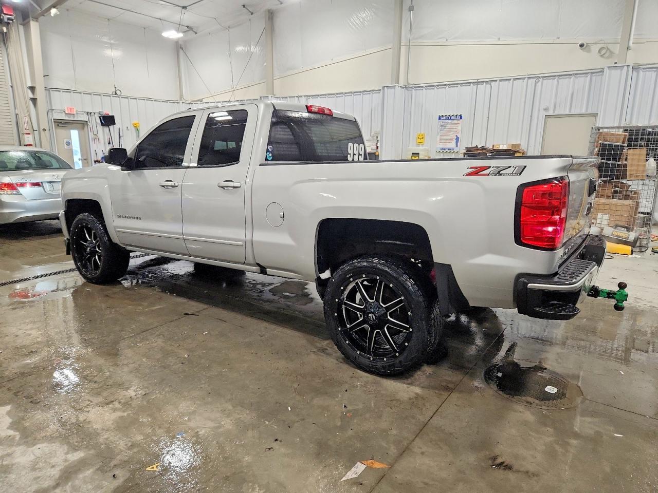 2018 CHEVROLET SILVERADO K1500 LT photo 2