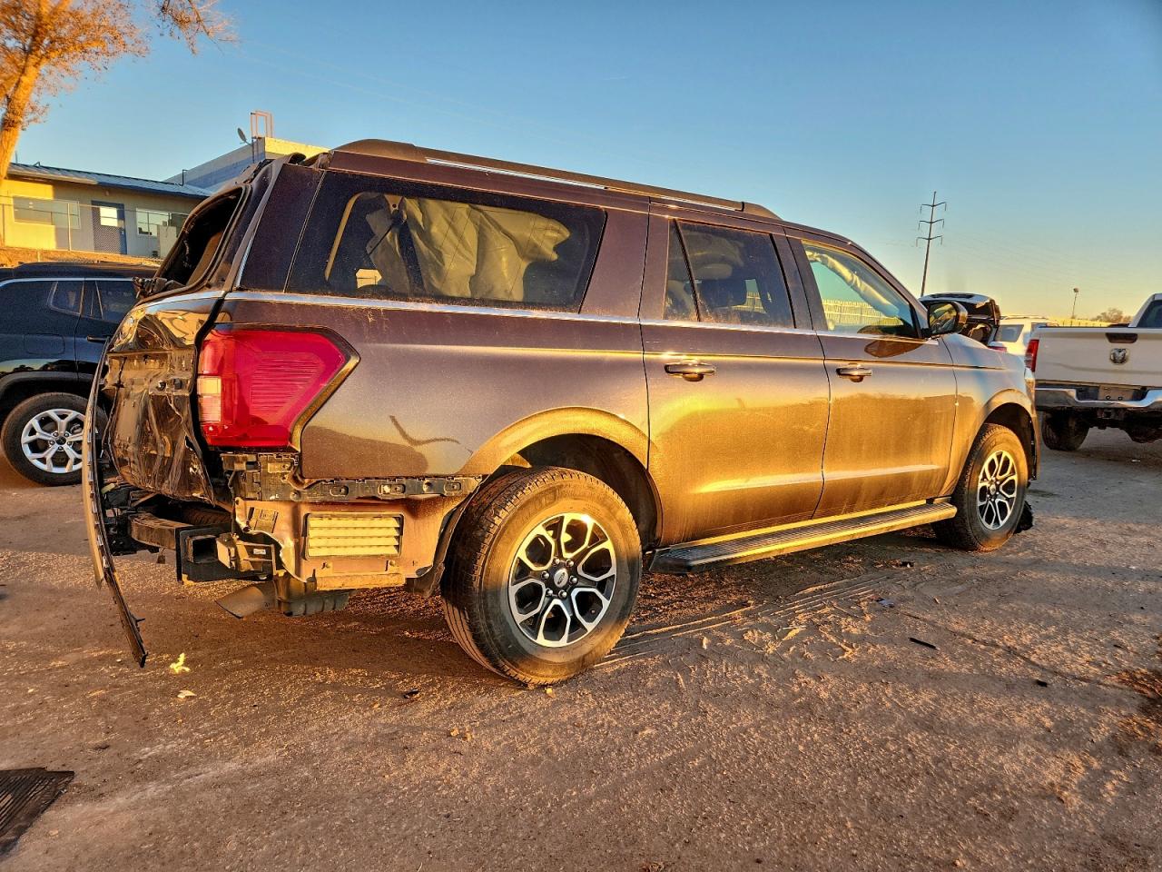 2024 FORD EXPEDITION MAX XLT photo 3