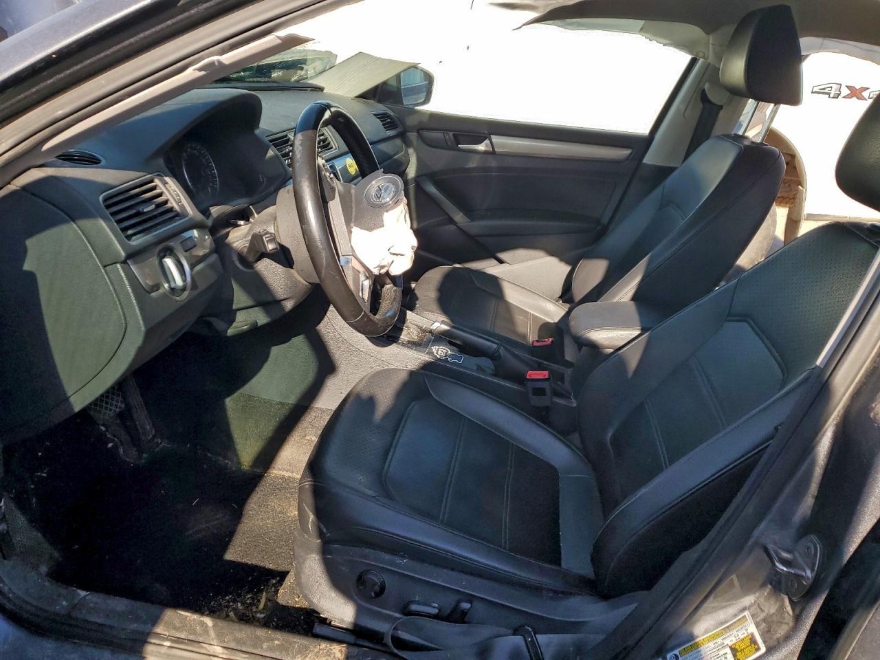 2015 VOLKSWAGEN PASSAT S photo 7