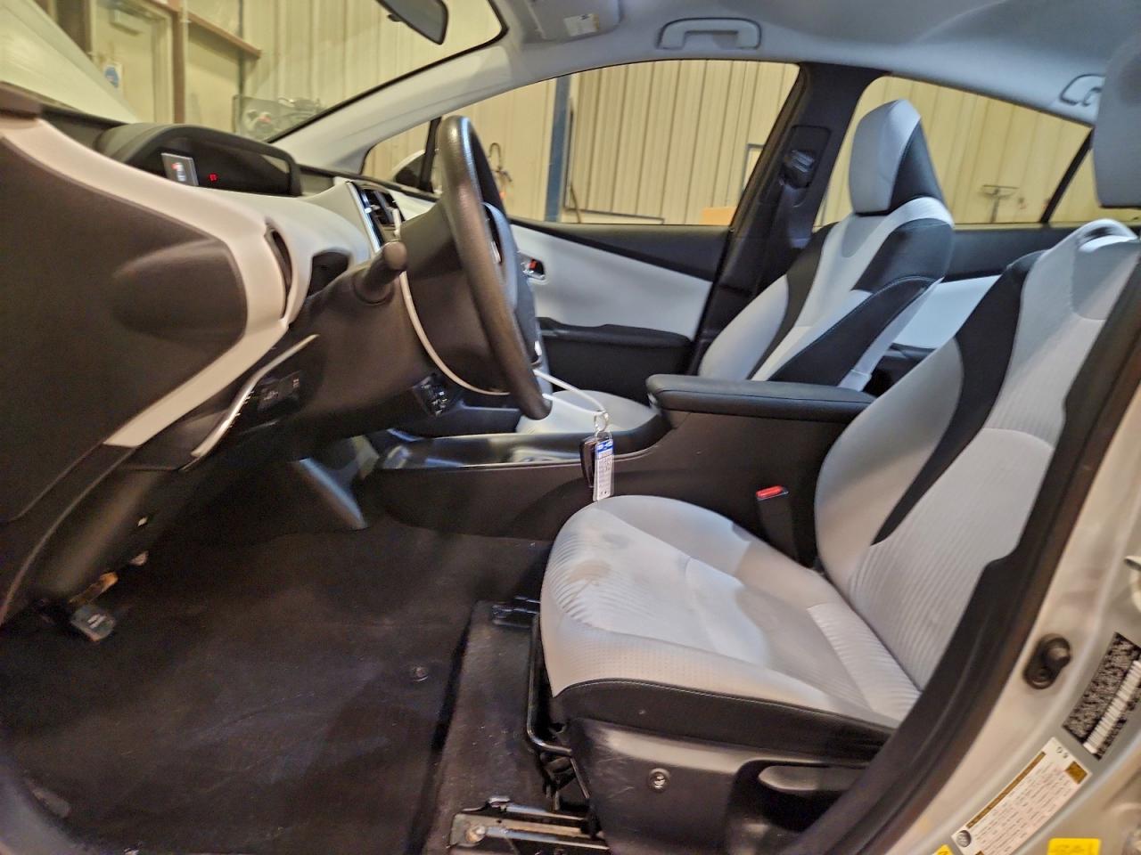 2016 TOYOTA PRIUS photo 13