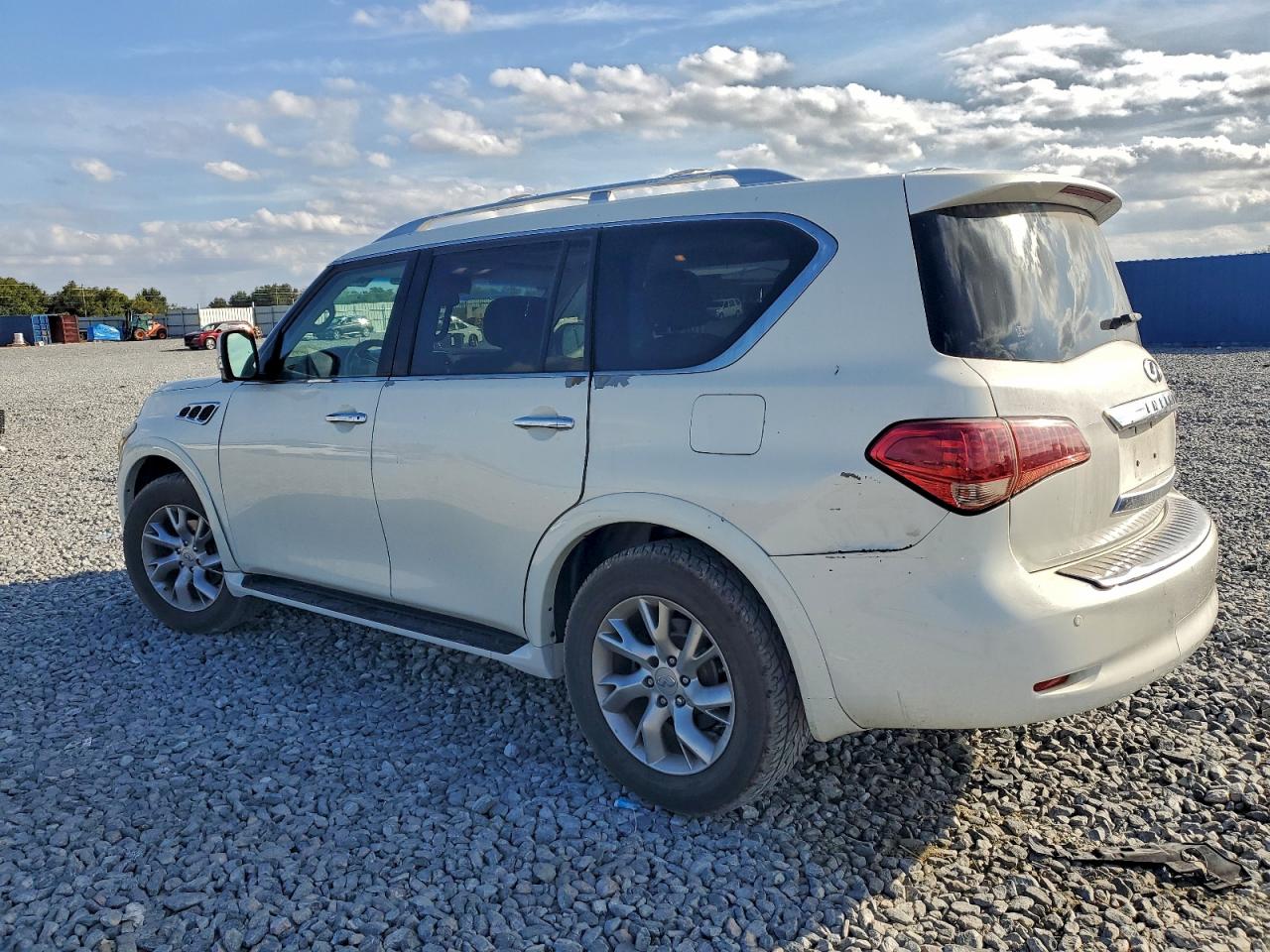 2012 INFINITI QX56 photo 3