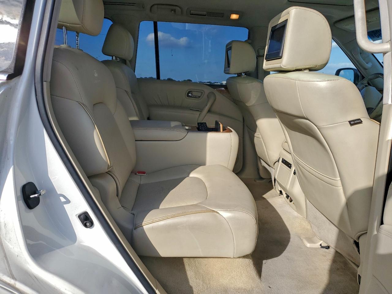 2012 INFINITI QX56 photo 21