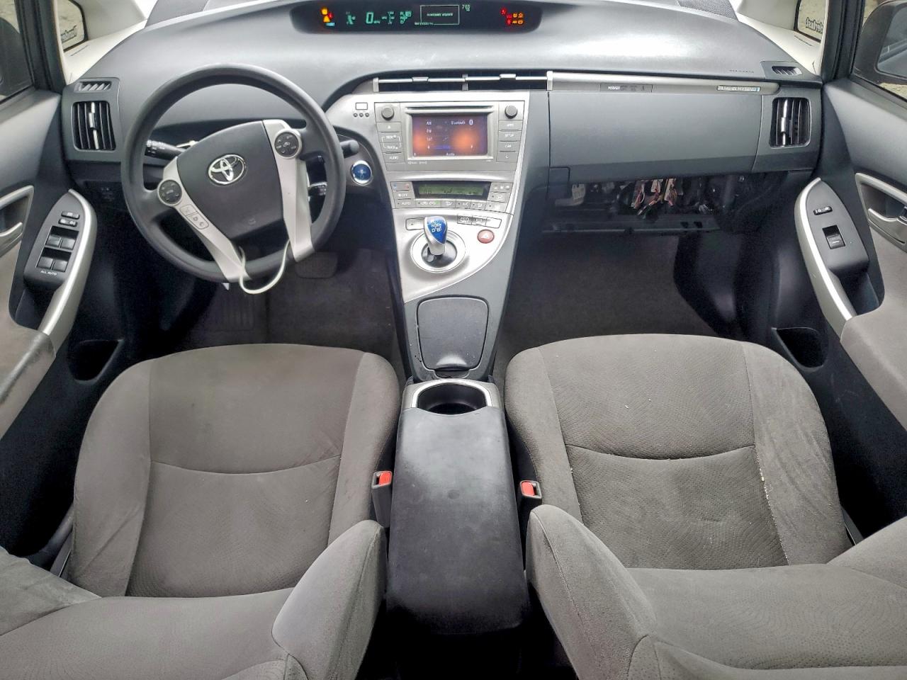 2014 TOYOTA PRIUS PLUG-IN photo 8