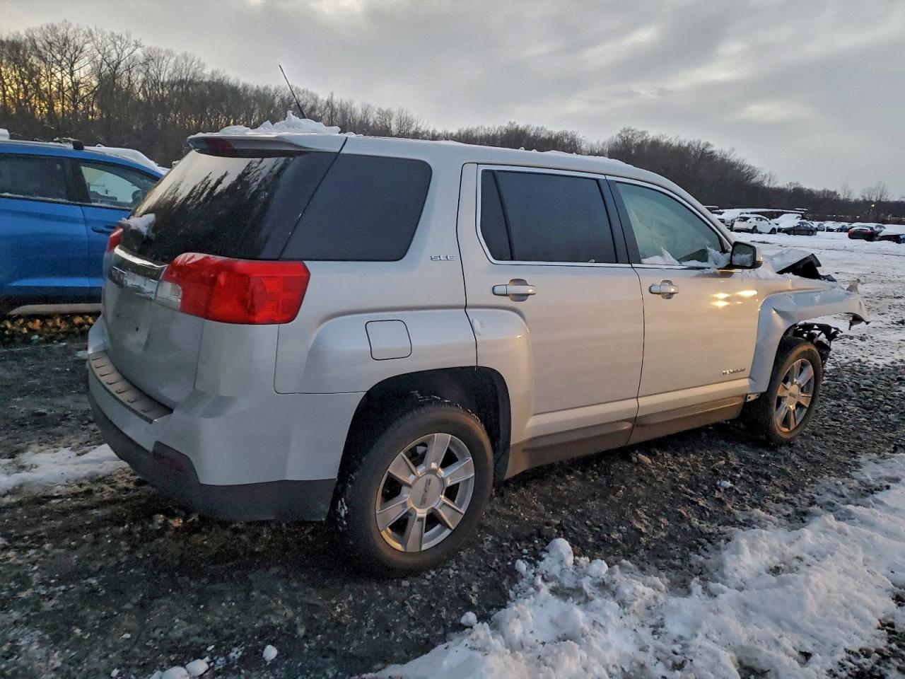 2011 GMC TERRAIN SLE photo 3