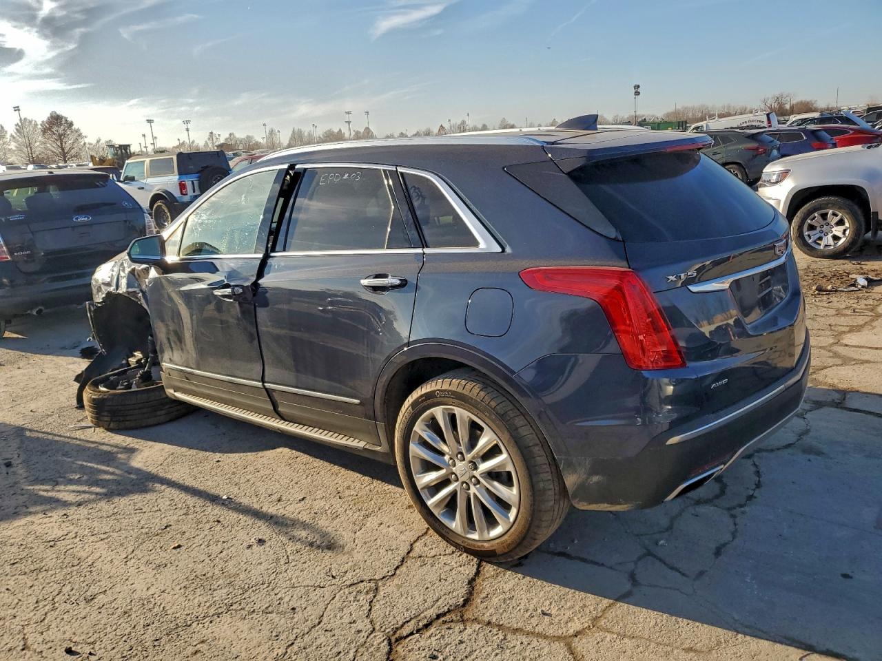 2018 CADILLAC XT5 PLATINUM photo 2
