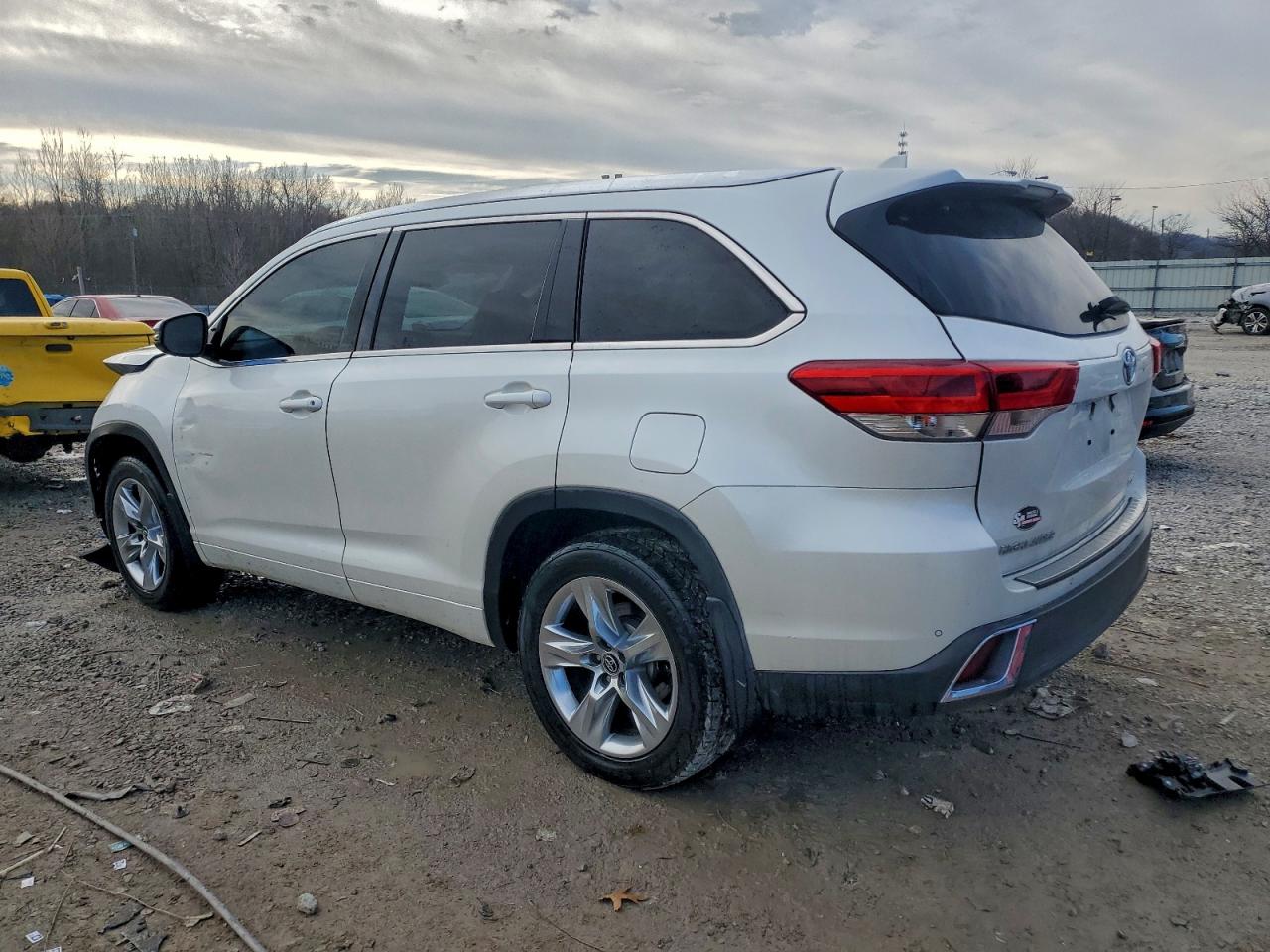2019 TOYOTA HIGHLANDER LIMITED photo 2