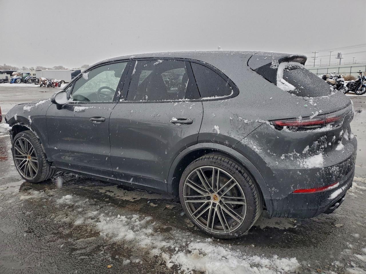 2019 PORSCHE CAYENNE S photo 2