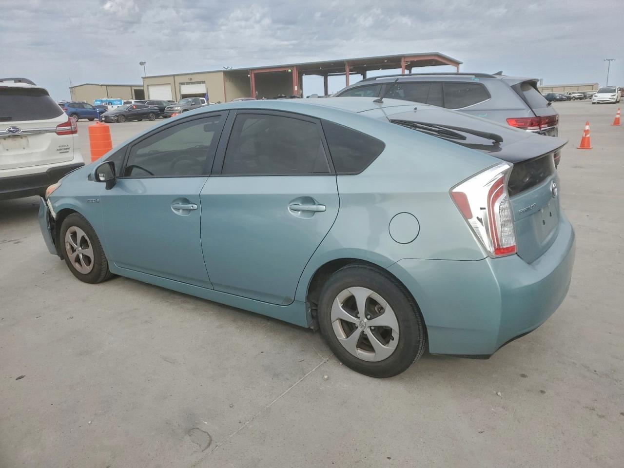 2015 TOYOTA PRIUS photo 3