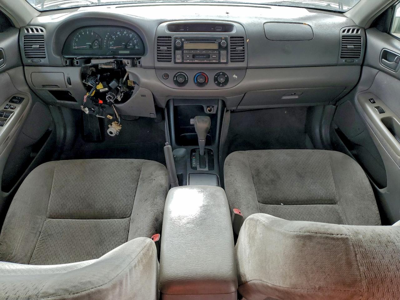 2004 TOYOTA CAMRY LE photo 8