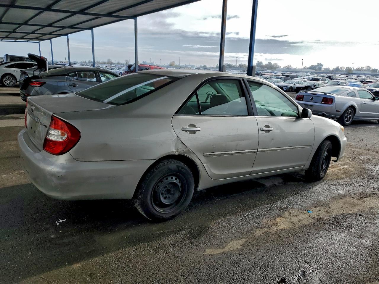 2004 TOYOTA CAMRY LE photo 3