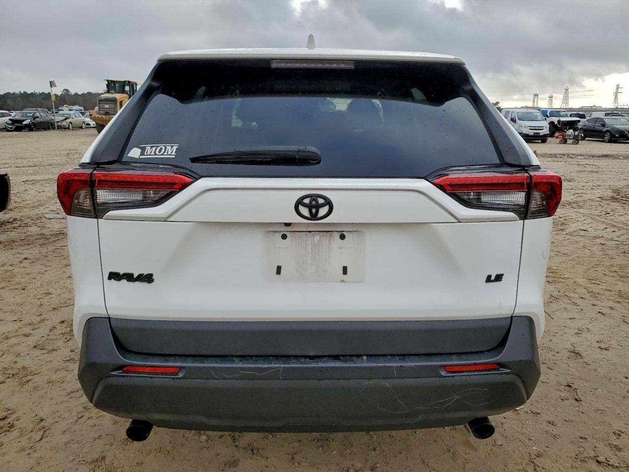 2022 TOYOTA RAV4 LE photo 6