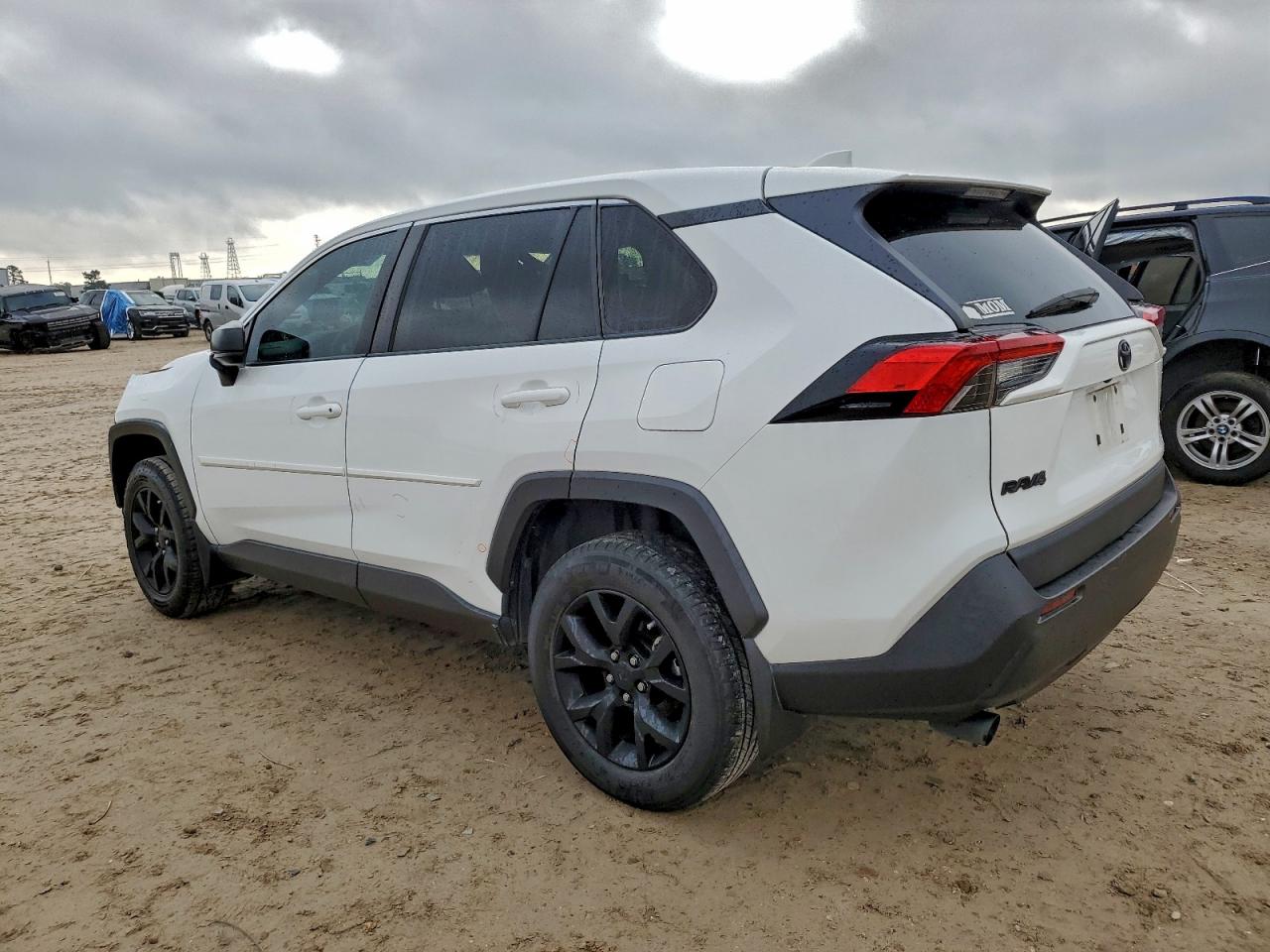2022 TOYOTA RAV4 LE photo 2