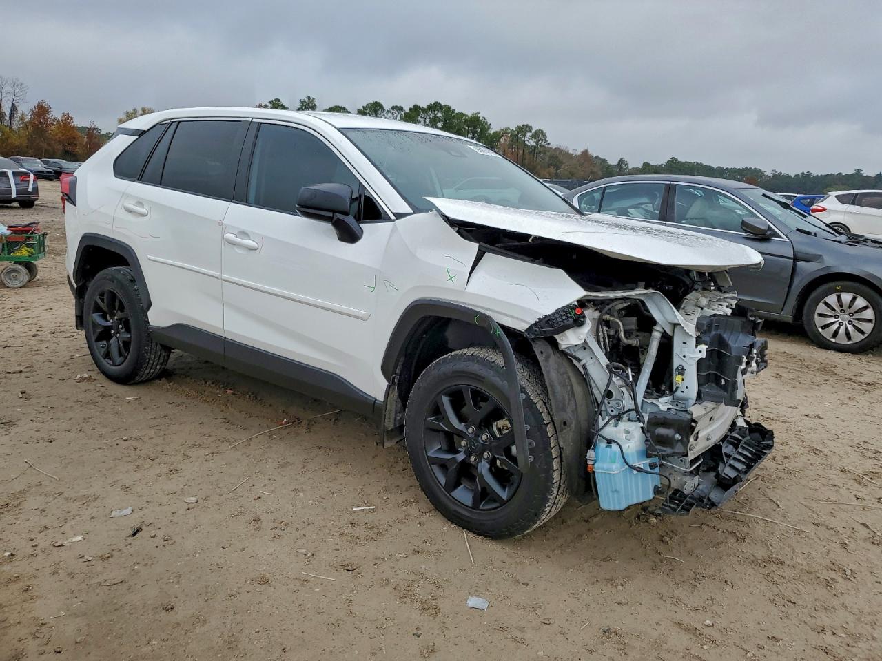2022 TOYOTA RAV4 LE photo 4