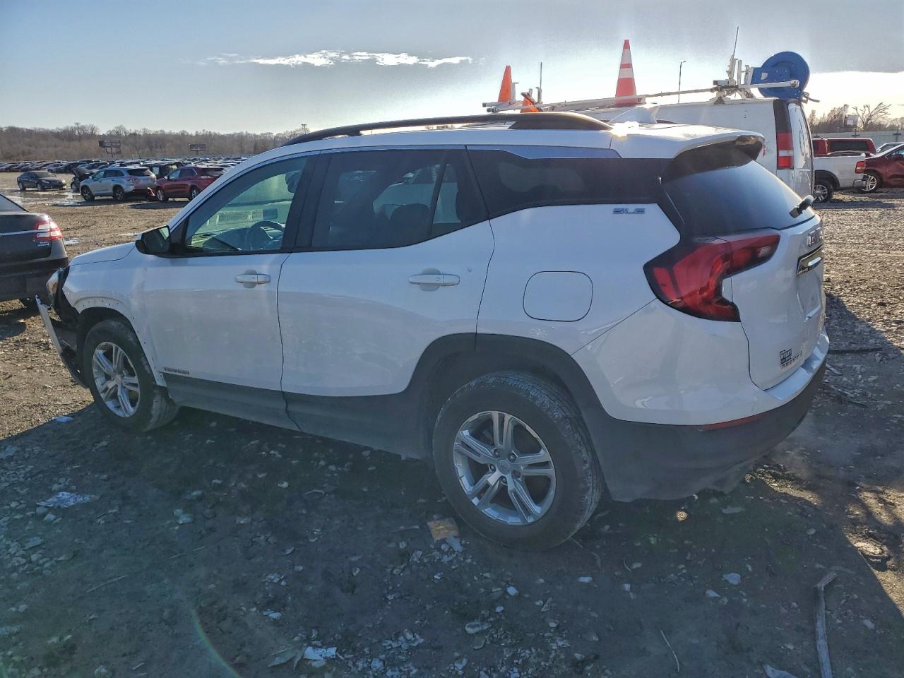 2020 GMC TERRAIN SLE photo 3