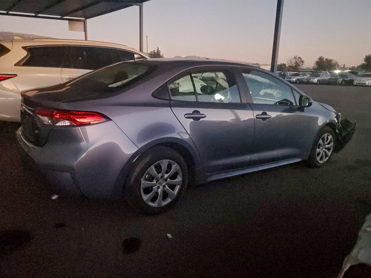 2025 TOYOTA COROLLA LE photo 3