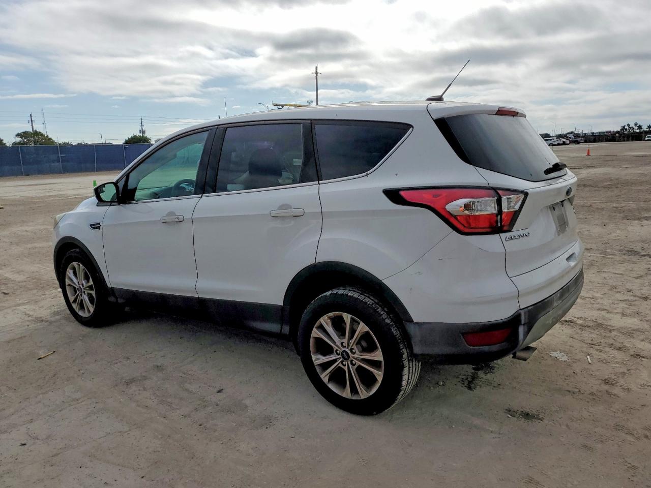 2017 FORD ESCAPE SE photo 2