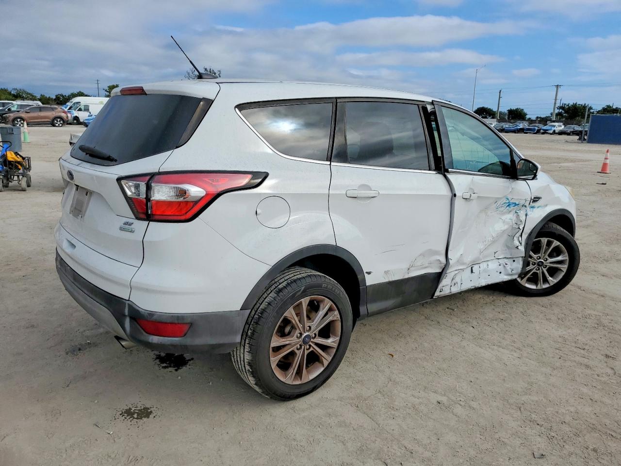 2017 FORD ESCAPE SE photo 3