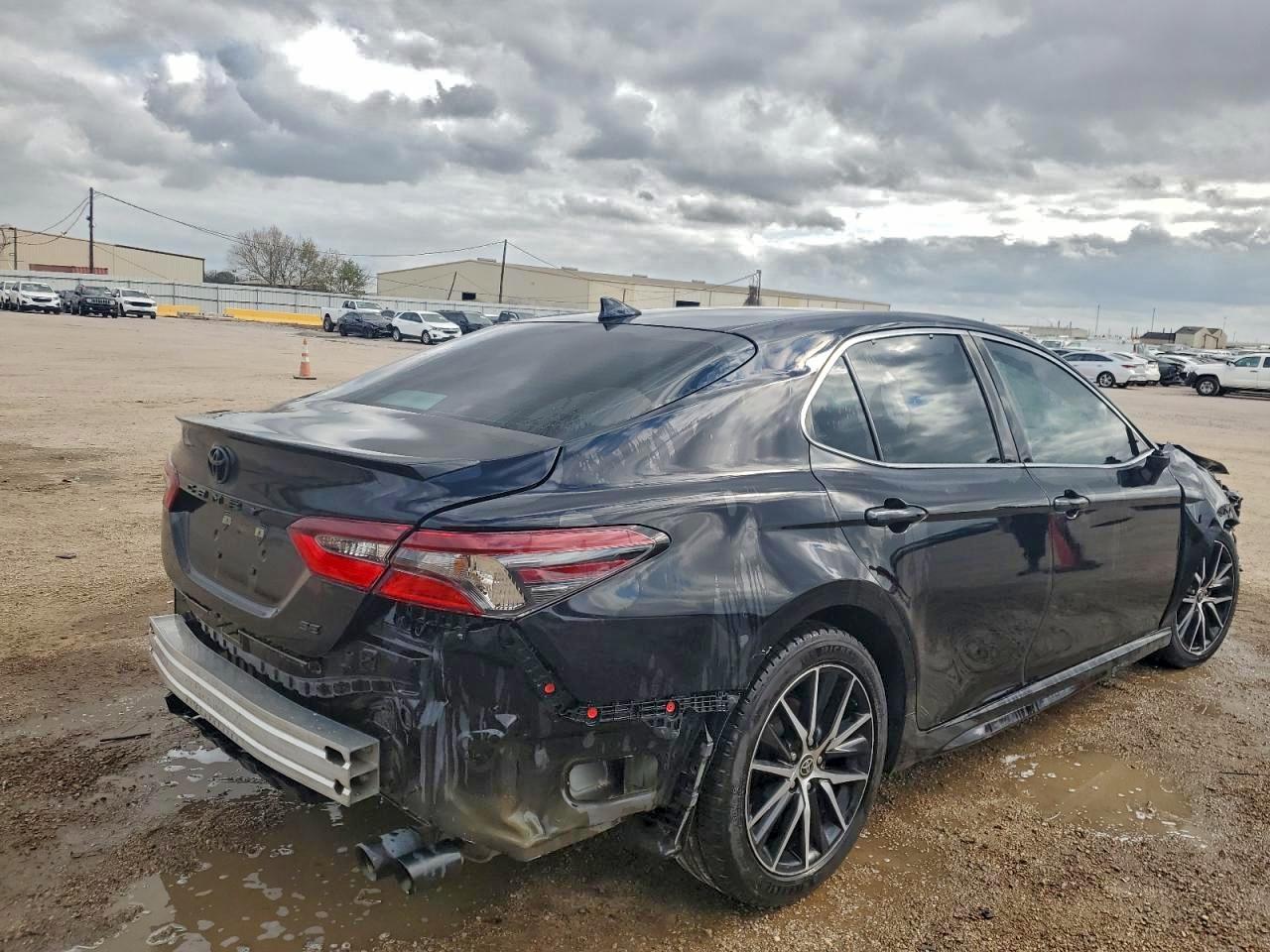 2022 TOYOTA CAMRY SE photo 3