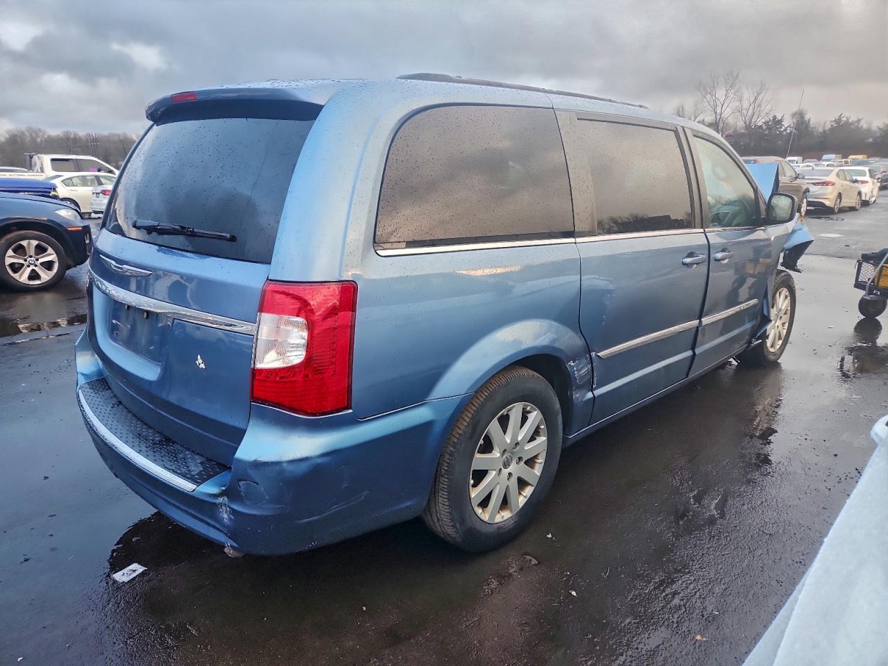 2012 CHRYSLER TOWN & COUNTRY TOURING photo 3