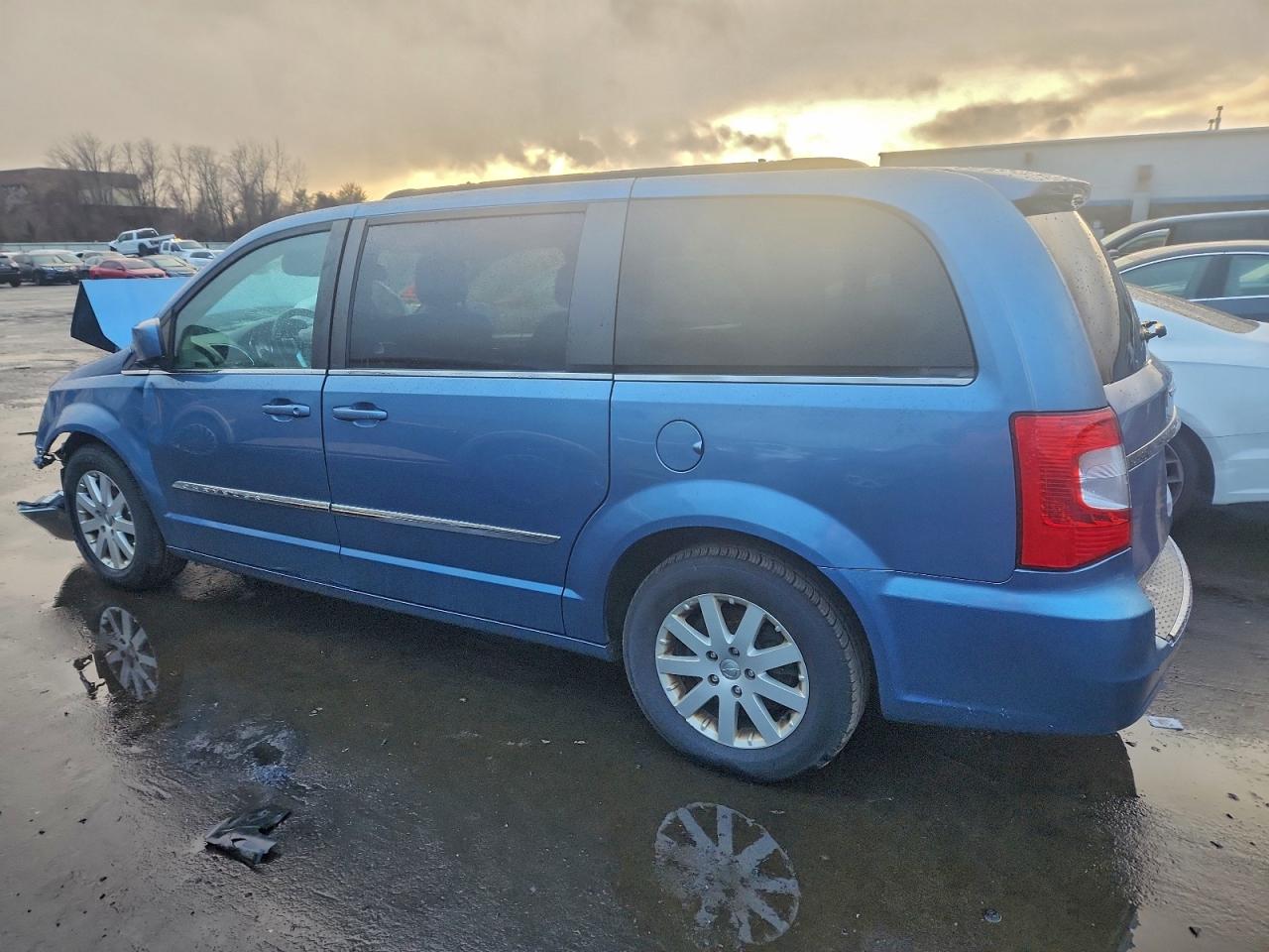 2012 CHRYSLER TOWN & COUNTRY TOURING photo 2