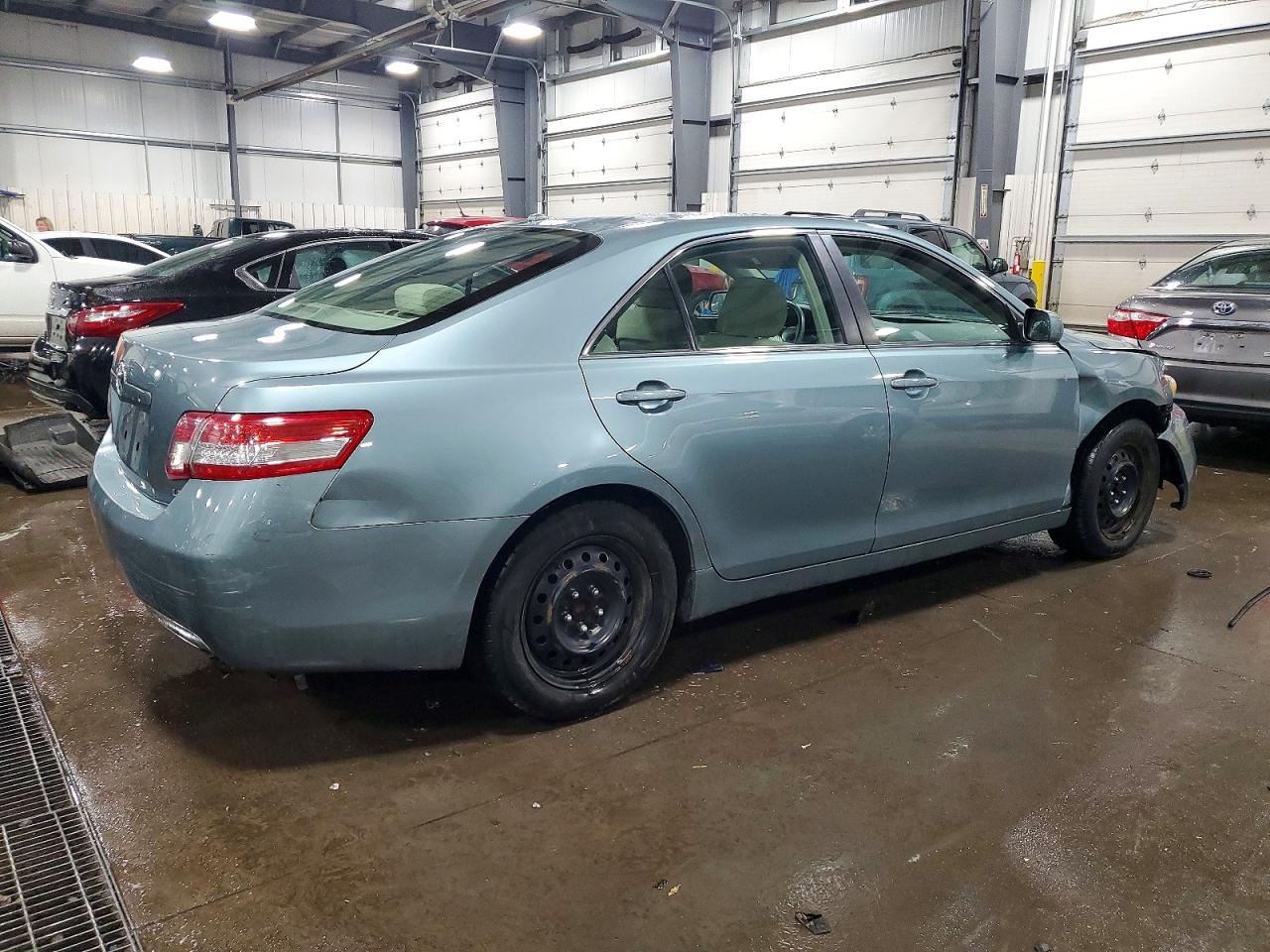 2011 TOYOTA CAMRY LE photo 3