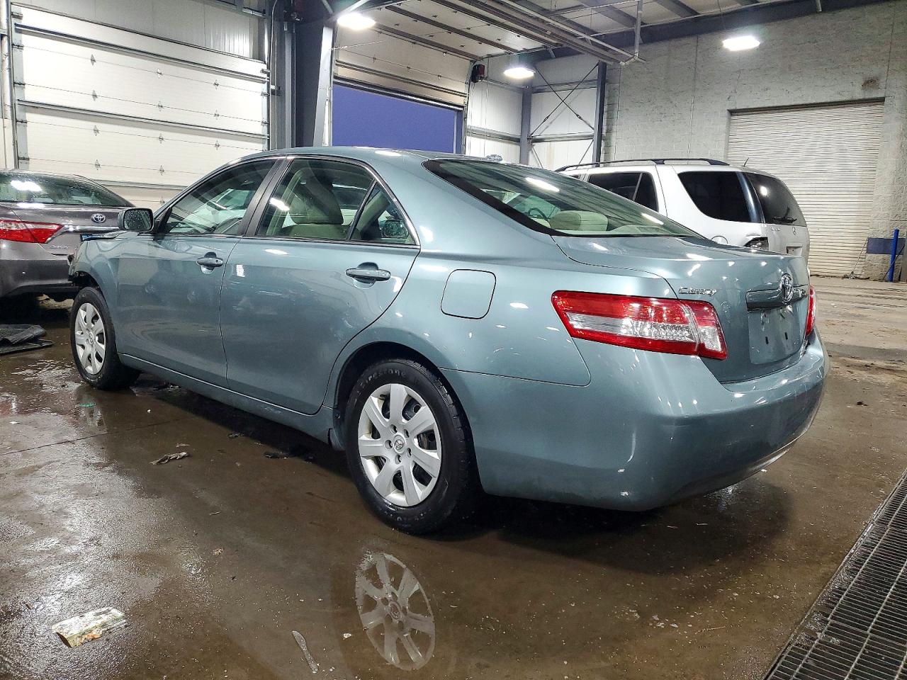 2011 TOYOTA CAMRY LE photo 2
