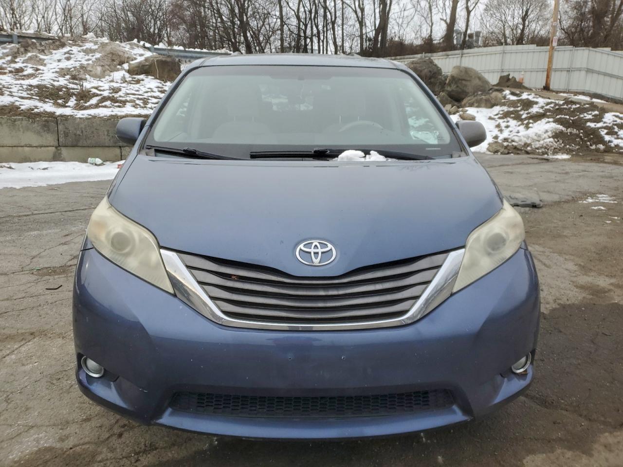2014 TOYOTA SIENNA LE photo 5