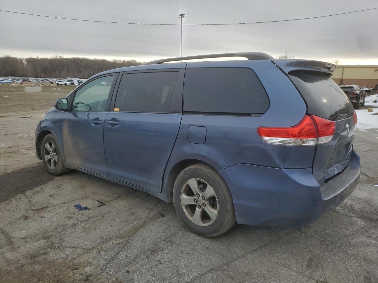2014 TOYOTA SIENNA LE photo 2