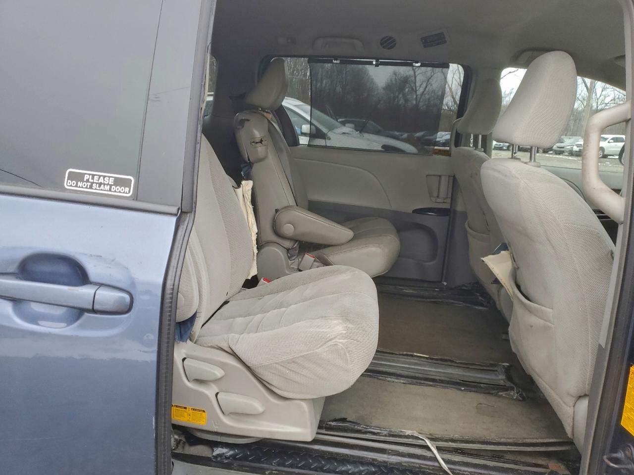 2014 TOYOTA SIENNA LE photo 11