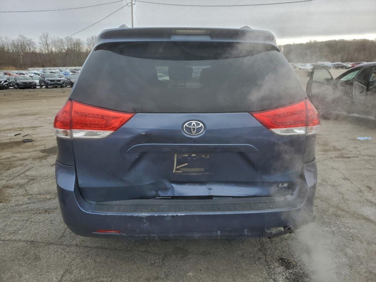 2014 TOYOTA SIENNA LE photo 6