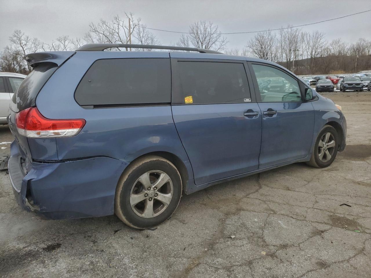 2014 TOYOTA SIENNA LE photo 3