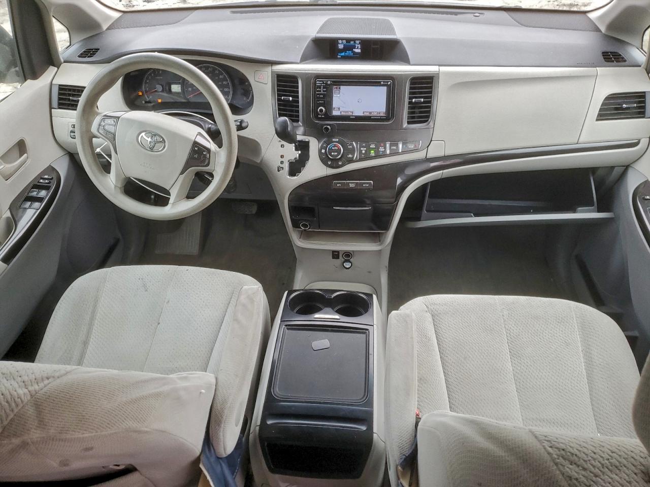 2014 TOYOTA SIENNA LE photo 8