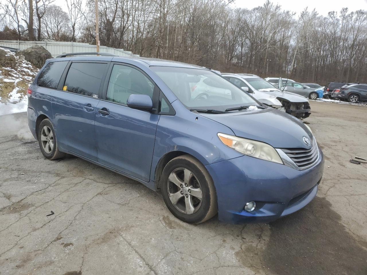 2014 TOYOTA SIENNA LE photo 4