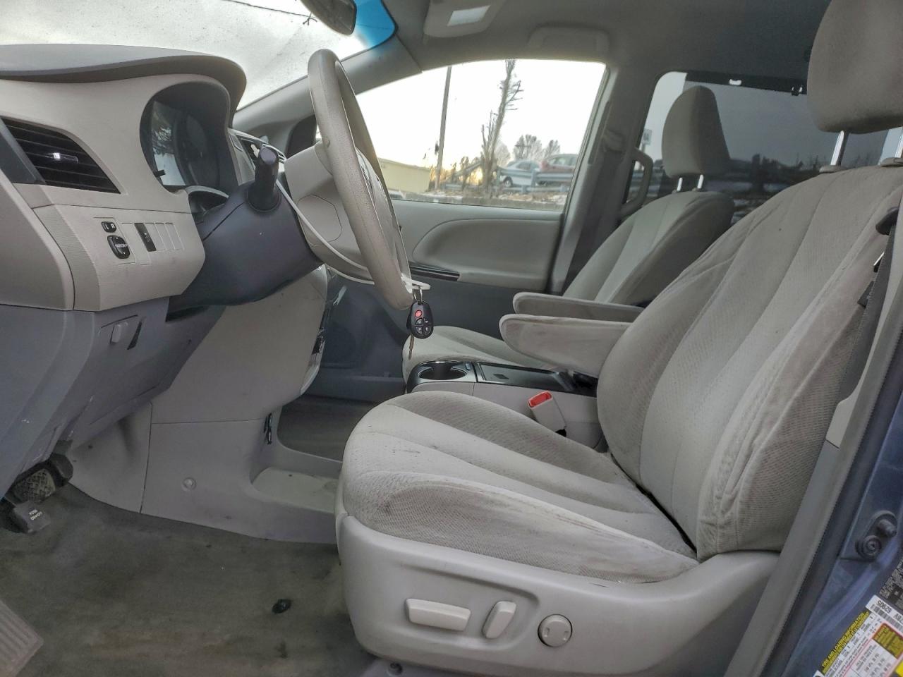 2014 TOYOTA SIENNA LE photo 7