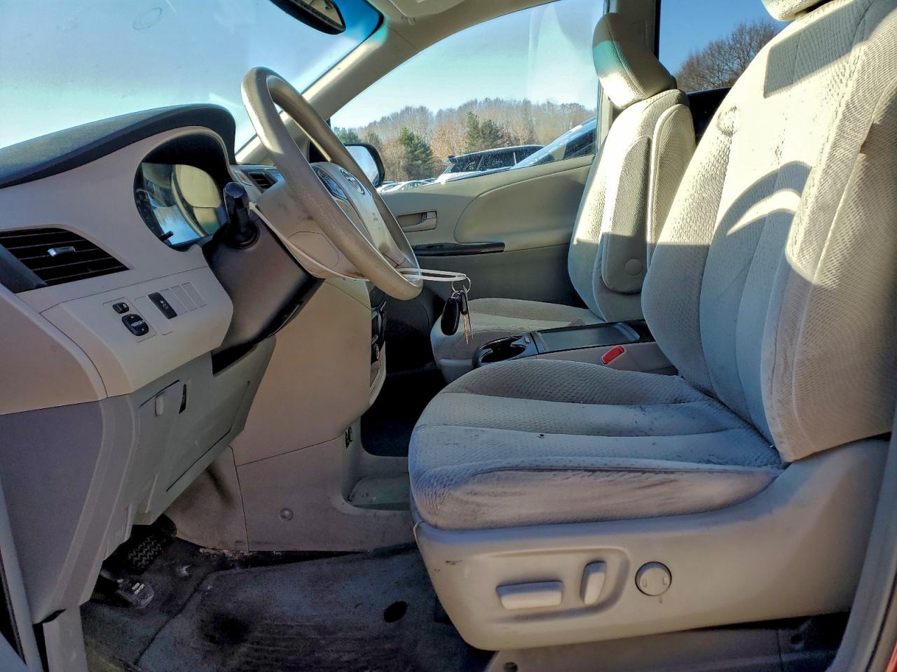 2014 TOYOTA SIENNA LE photo 13