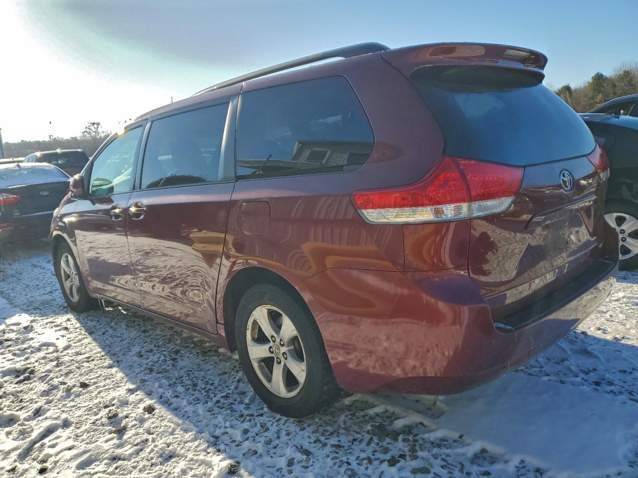 2014 TOYOTA SIENNA LE photo 3