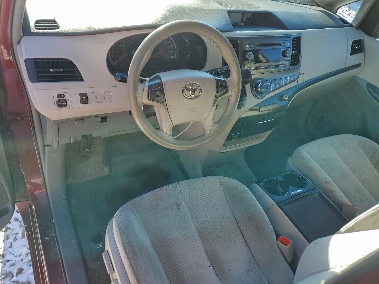 2014 TOYOTA SIENNA LE photo 15