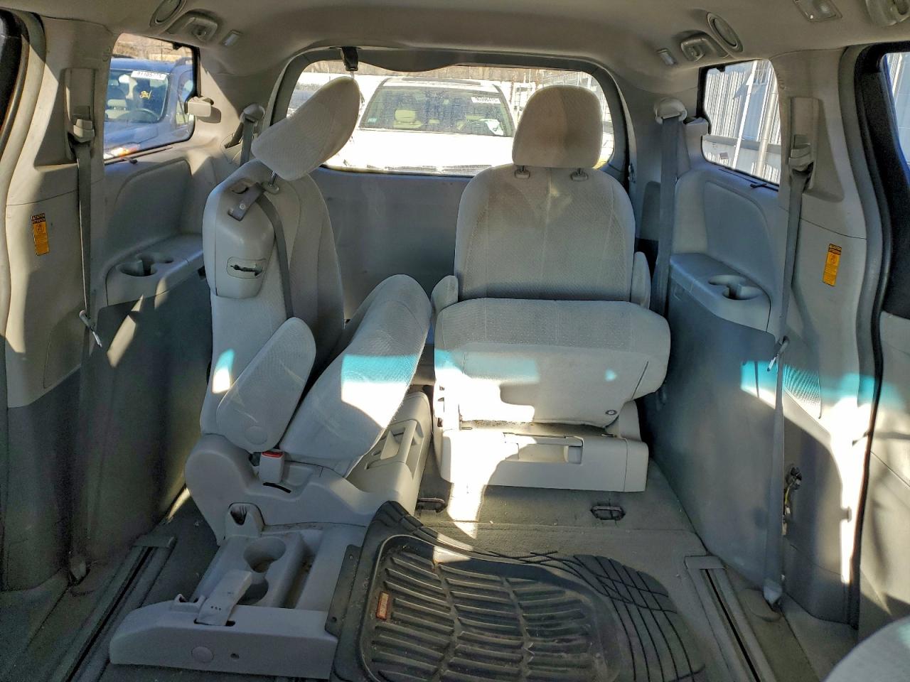 2014 TOYOTA SIENNA LE photo 19
